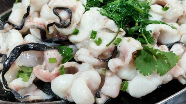 广州番禺石楼午餐,鸭嘴鱼四食,灼蒸炒汤。广州番禺石楼镇,鸿渡鱼庄午餐。三个人,老板推荐来一