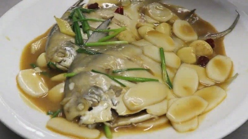 【刺少肉厚!叉鳊鱼还能这样烧】鲳鱼(上海人叫“叉鳊鱼”)肉质非常细腻,轻轻一扯就能脱骨,价