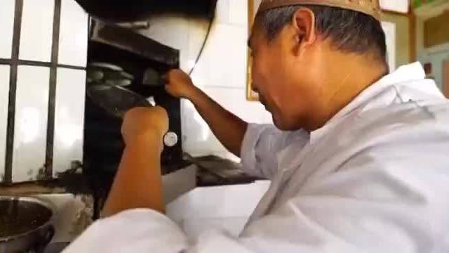 黄骅烧饼历史悠久, 它的传承与复杂工艺不无关系, 经过发面、揉面等二十几道工艺制作而成, 