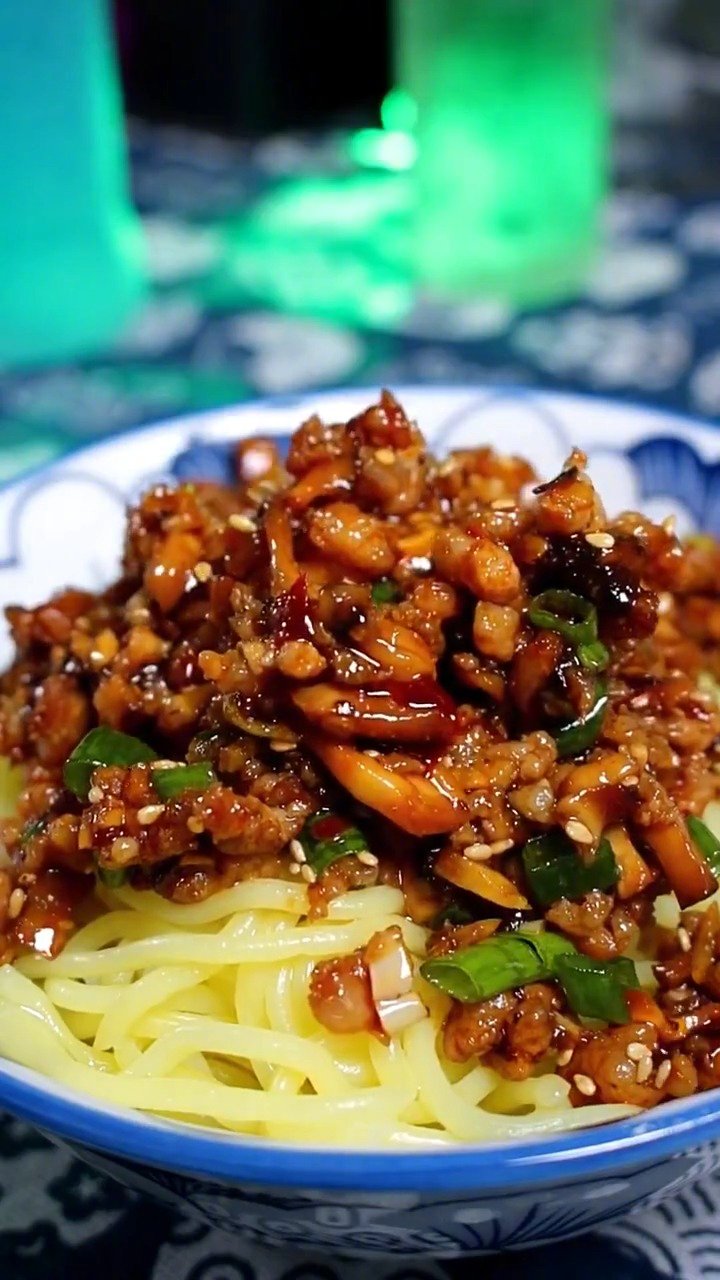 #天天美食# 【香菇牛肉面】中午想好吃啥了吗?试着做碗香菇牛肉面吧~