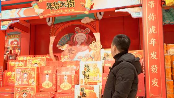 【原来年味是这样设计出来的!大叔自学3D建模制作百米年味大街】上海。20年来,程玉刚的“年