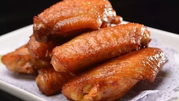 【鸡脖子、鸡翅究竟能不能吃?】鸡肉是一种物美价廉的肉类,深受大家喜爱。但是相比于猪、牛、羊