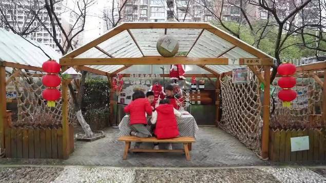 【萌娃巧手做花灯,喜气洋洋迎元宵】#元宵节# 来临,月亮湾社工委联合翰林幼儿园举办“DIY