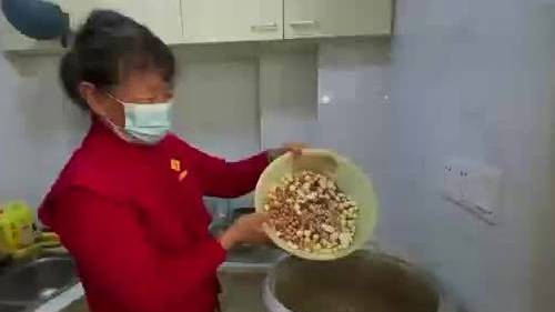 【粥甜情真 社区老人温暖过腊八】腊八节到来,每到这时候大家都会煮上一碗热气腾腾的腊八粥,期