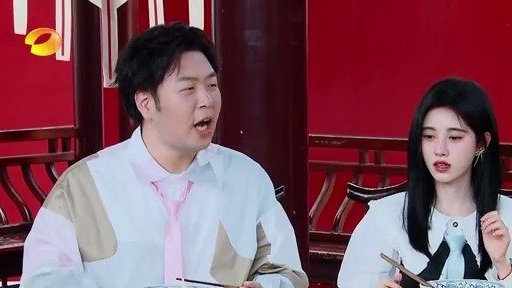 《快乐大本营》“嗦粉版抓鸭子”游戏环节大乌龙!@宋亚轩_时代少年团 在全场只有10个人的前