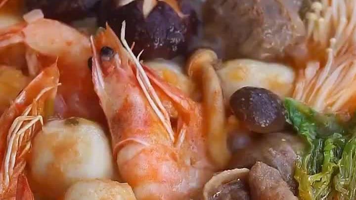 【秒杀海底捞,自制暖胃番茄浓汤火锅】今天上海天气不太好,来一锅热乎乎的番茄火锅吧～汤鲜浓郁