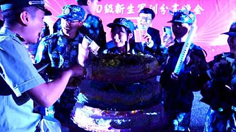 【3000新生军训时为过生日同学唱歌 学校准备了三层蛋糕和鲜花[心]】9月23日,陕西西安