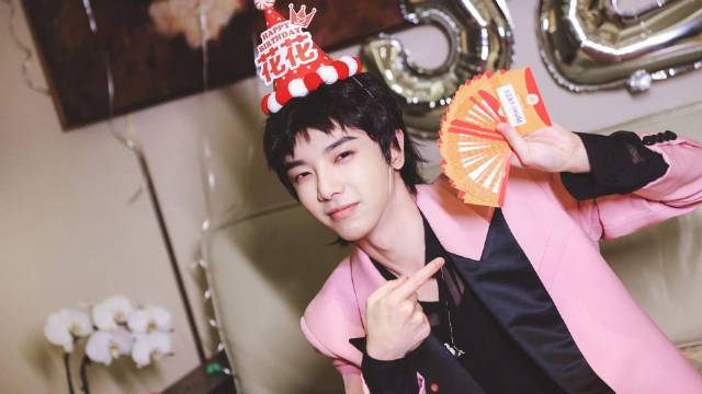 &nbsp;[生日蛋糕]#祝华晨宇0207生日快乐# 看视频收获超快乐的华晨宇!全程咧嘴笑哈哈![大