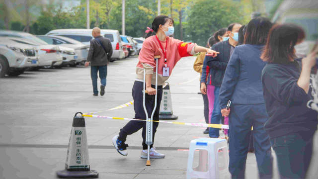 【脚趾骨折,“拐杖书记”仍坚守核酸检测现场】最近,在不少市民的朋友圈里面转发着这样一组照片