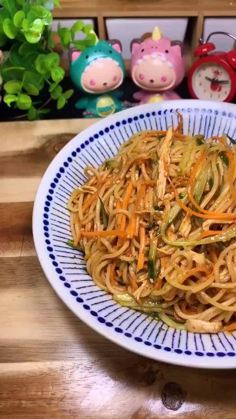 #天天美食# 像我这样做的鸡丝凉拌面,看完你又觉得你可以了,好吃到舔盘    