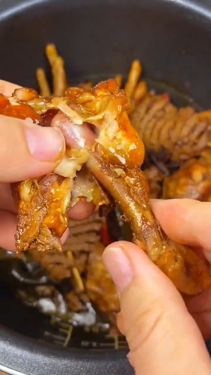 不加一滴水的电饭锅卤味,卤鸡腿、鸡爪,爱吃什么卤什么,软烂入味好吃极了!  