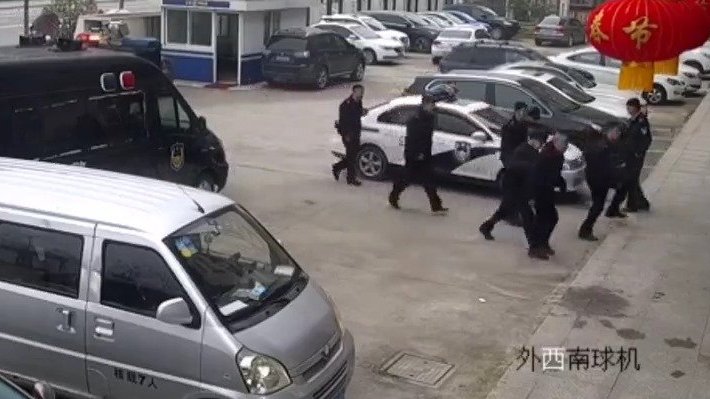 #网警聊警事# 【思路清奇!#参赌男子到派出所打探赌友消息#[二哈]】近日,潘某夫妻二人在