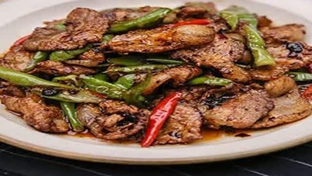 舌尖上的成都盐煎肉是四川名菜,与回锅肉是姐妹菜。其实烹制时并不要放盐,只需豆瓣酱、豆豉来调