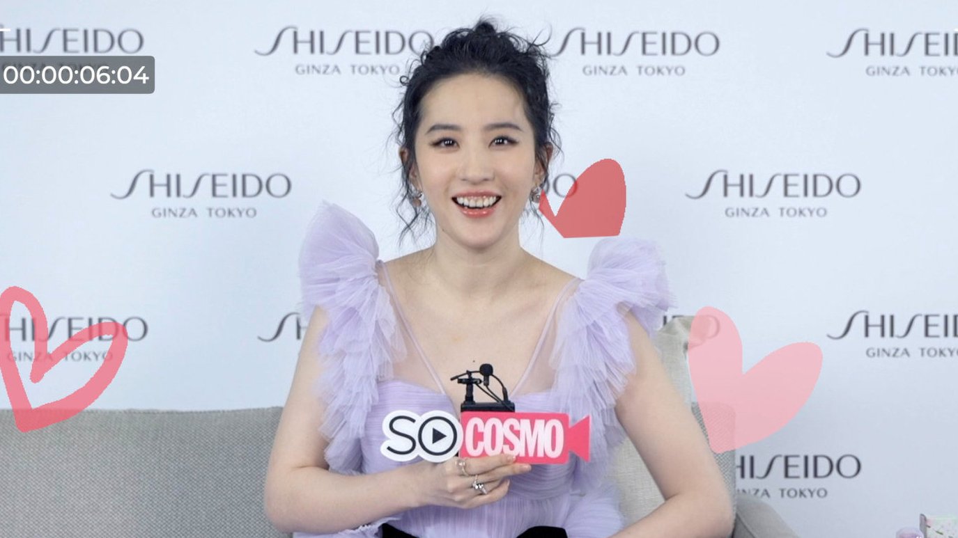 身穿春日紫樱蛋糕裙的@刘亦菲 来喽!开幕甜蜜暴击[喵喵]想了解她和爱宠黑煤球、安娜的相处日