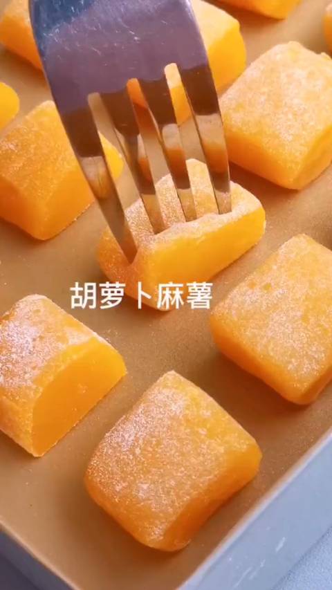 不用烤箱!教你在家做可可爱爱,软糯Q弹的胡萝卜糕,做法简单,清甜营养,不爱吃胡萝卜的小朋友