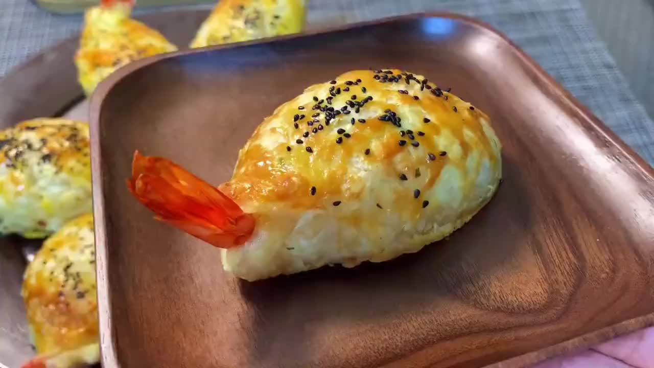 手抓饼的高光吃法,酥皮芝士大虾,做法简单,外酥里软,芝香浓郁,好吃到哭~