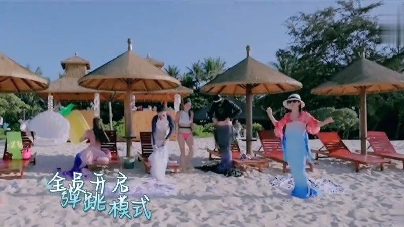 #妻子的浪漫旅行##吉娜#身穿紫粉色美人鱼泳装,披肩湿发,娇艳红唇,既温柔又魅惑。妻子们的