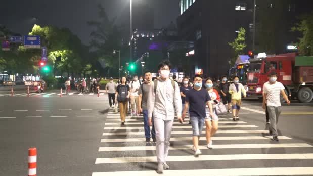 【花式摆摊移动酒吧 90后调酒师摆摊1周挣1万】近日,一位90后调酒师由于酒吧停业,决定自