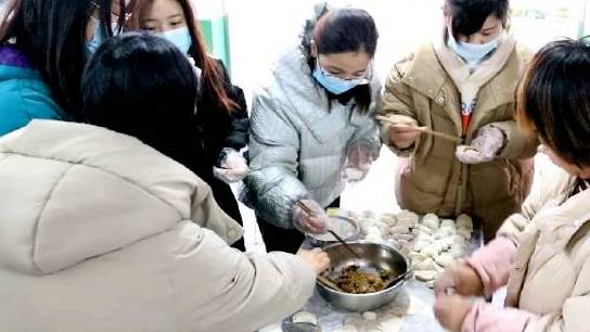 【30名老师冬至凌晨包7000个饺子送学生 学生:努力考100分来感谢[心]】#温暖放大镜