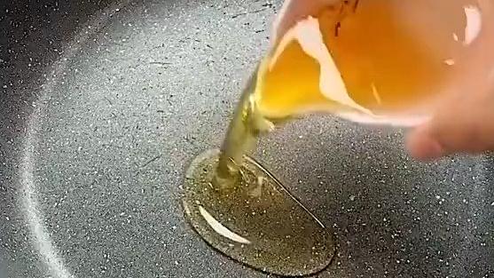 炒饭新做法薯片炒饭1个土豆,两个鸡蛋,1碗米饭,照样美味,美食get在可以添加一些薯片别有