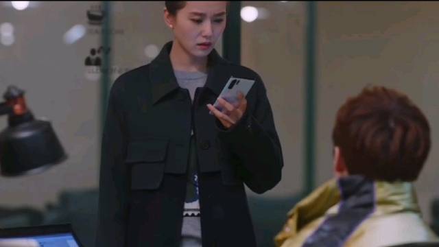《亲爱自己》关小唐看到李思雨在为自己的过错和客户道歉,于心不忍,主动来公司完成成客户第二天