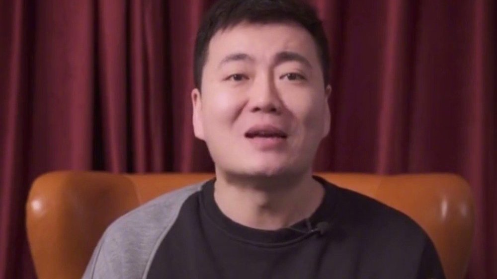 【2020一大怪!加油站里能买菜 】在北京的一个中国石化加油站里,一辆辆私家车排队加油,有