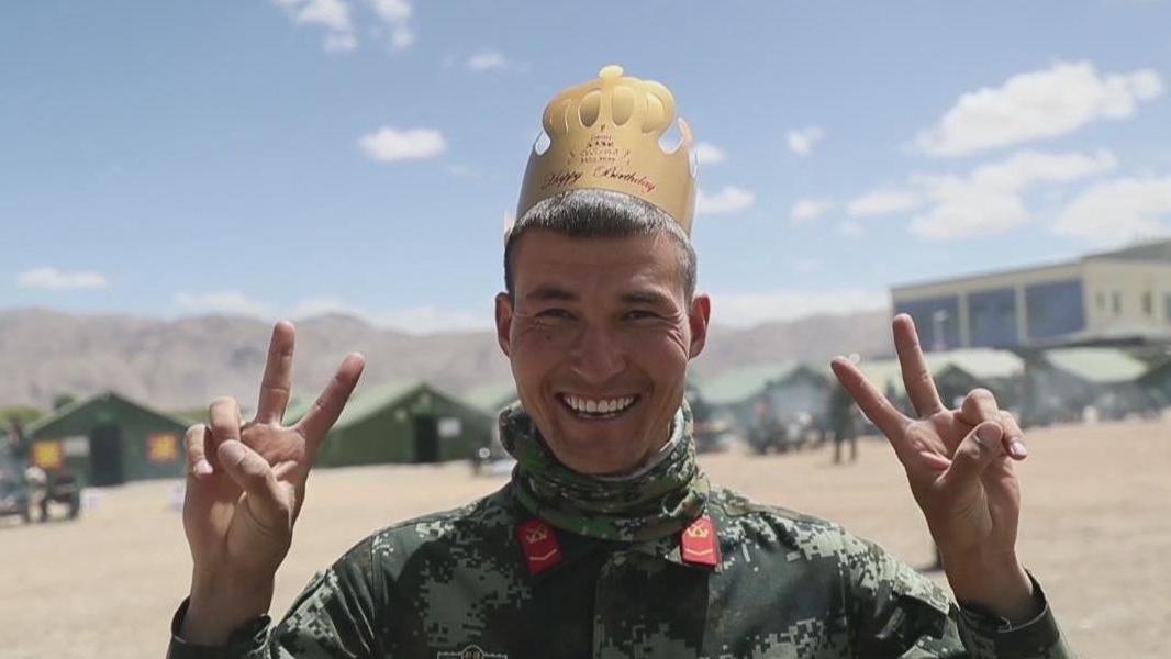 近日,海拔3500米的帕米尔高原,武警新疆总队官兵在驻训间隙举行了一场特别的沙场集体生日会