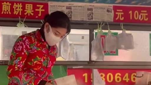 【#23岁女生摆摊卖煎饼果子月入2万#:一天能卖130个】2月27日,山东潍坊,23岁的管