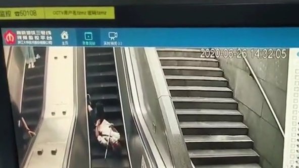 【拄拐老人乘扶梯摔倒,男孩10秒关停电梯救人】6月26日,江苏南京。一拄拐老人在地铁站乘坐