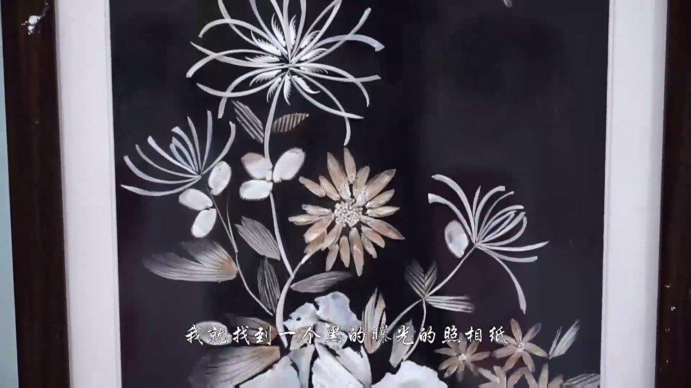 【8旬奶奶用鱼骨创作工艺画[心]】家住浙江杭州的高奶奶,今年88岁。30年前,一次吃鱼时的