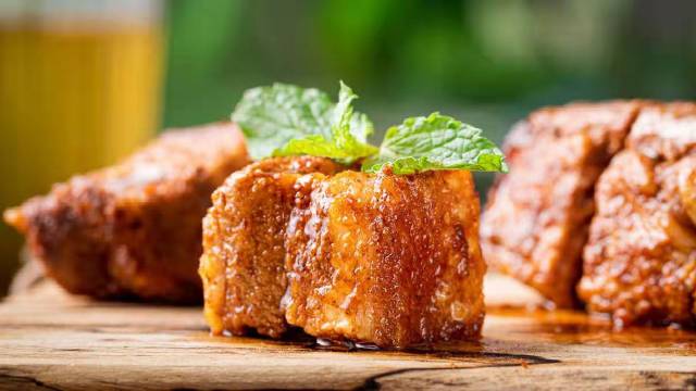 最近太馋脆皮五花肉了!!!这道菜本身出自于广式的脆皮烧肉,是一道需要功夫的大菜。不过近几年