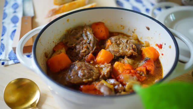 小田太太教你做:铸铁锅料理的无水番茄炖牛肉。&nbsp;#不可辜负的美食#