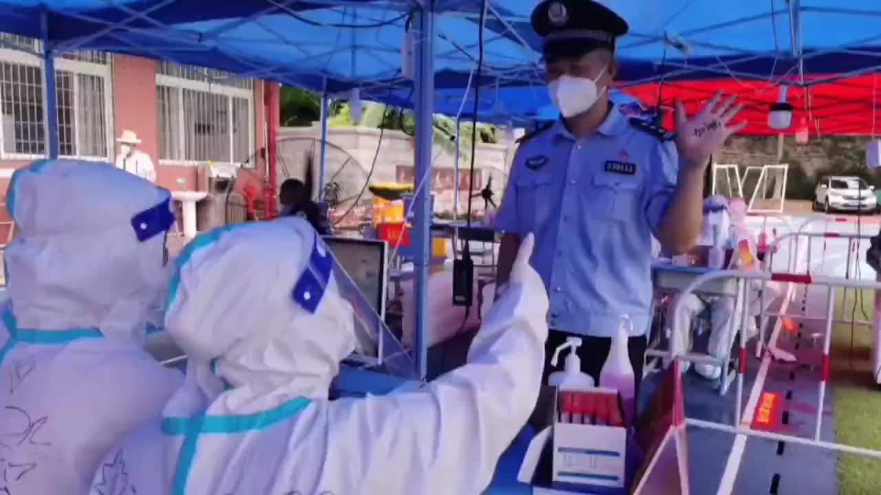 【他在手心写下“加油”,走上前来......这一幕让人感动】核酸检测队伍中一个亮眼的身影走