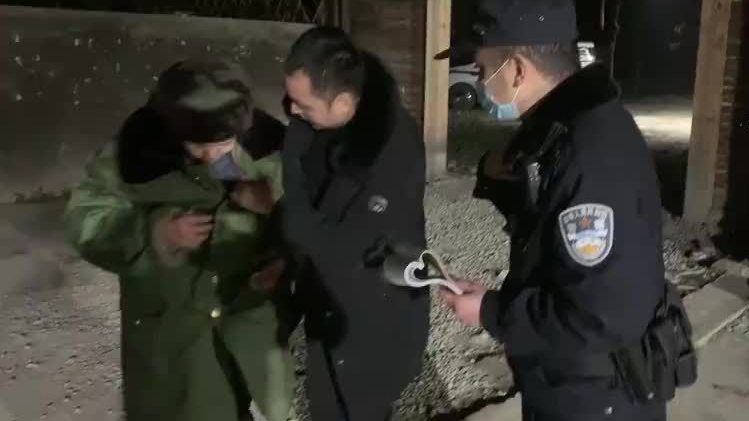 1月24日18时许,成都郫都公安 友爱派出所接报警称:一老人在石家桥街边摔倒,急需帮助。值