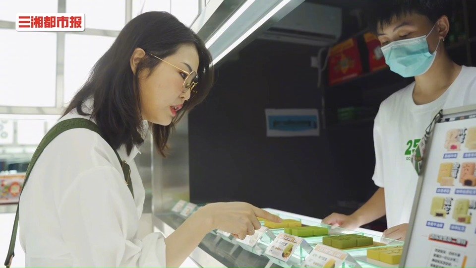 潮红城造浪者【长沙满哥用麻将绿豆糕传递好运】在“老口子”眼里,点心藏着一个城市的年味。细伢