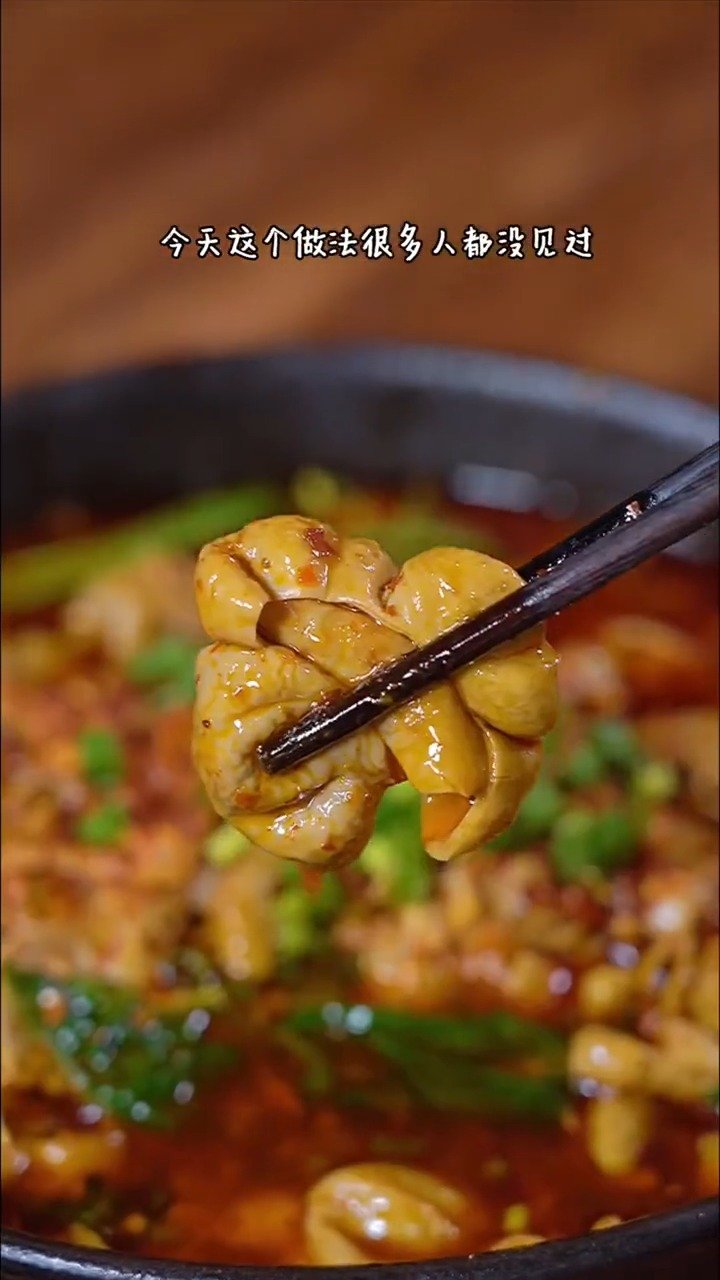 #美食课堂# 淖水定型、加入桂皮等调料,用蒜泥炒豆芽、莴笋叶,将爆炒后的肥肠放入配菜中,最