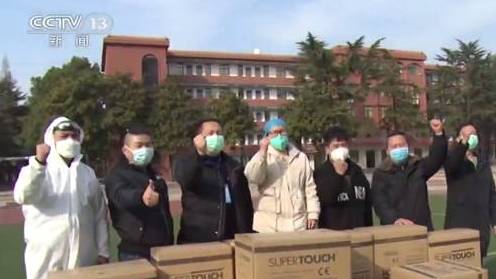 【黄冈40位志愿者免费送餐到一线】想到奋斗在一线的医护人员、干警可能吃不上热饭,湖北黄冈的