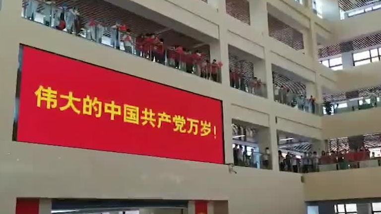 【河北一高校师生自制56平米蛋糕为党庆生 全校共享用[太开心]】6月27日,河北工程大学的
