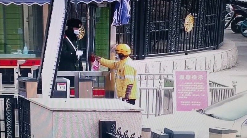 【想当兵的外卖小哥给执勤武警送奶茶 “当兵是我此生的梦想!”[心]】1月20日,武警银川支