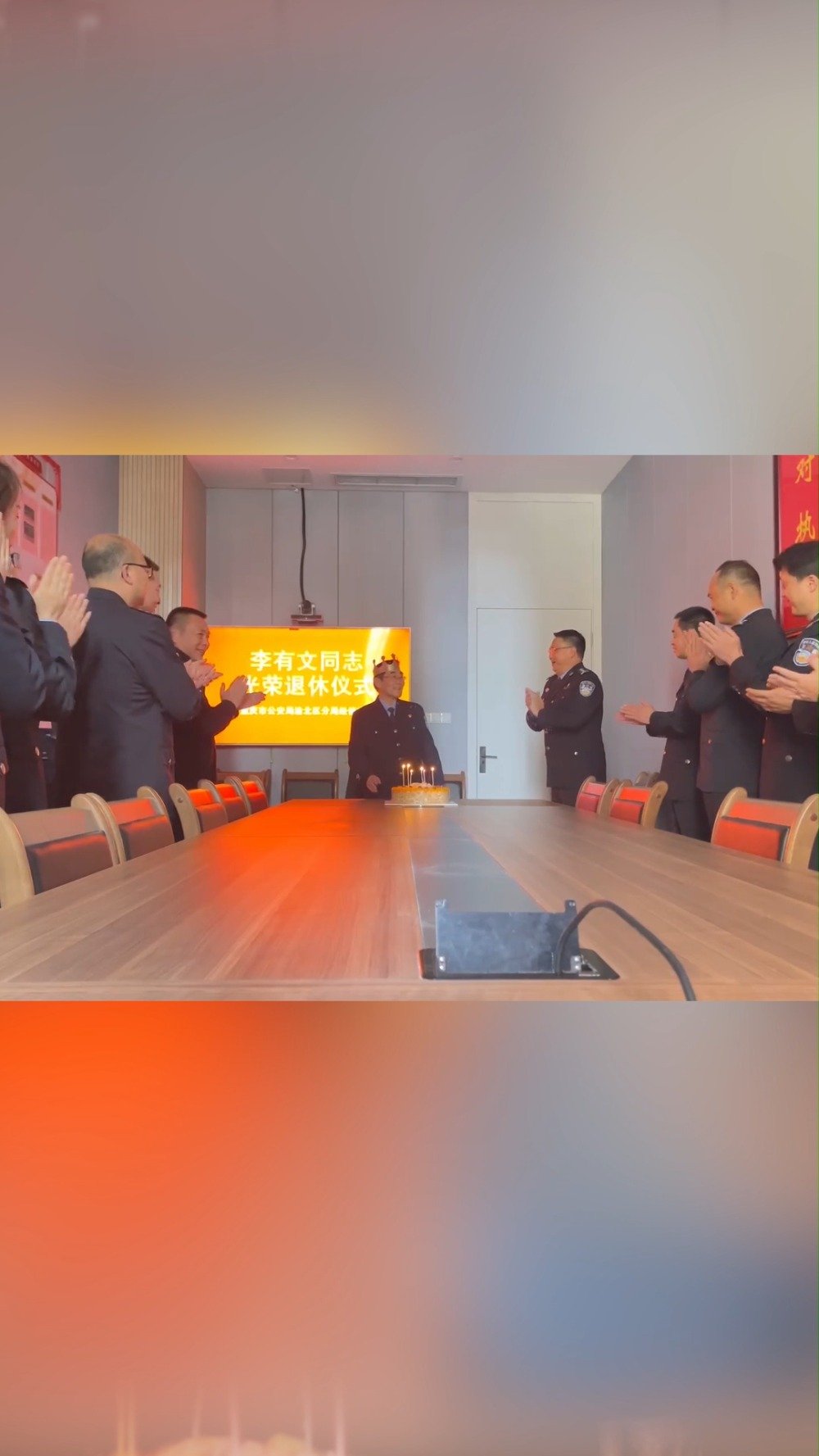 【#从橄榄绿到警服蓝# 23载警营情,他用青春书写荣光使命】这是李有文的生日惊喜,也是他的