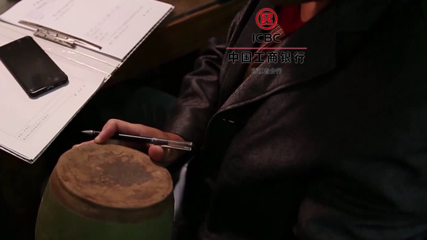 【小偷误把农家腌菜坛当古董偷走 经鉴定价值几百元】近日,家住衢州常山县金川街道的叶老太发现