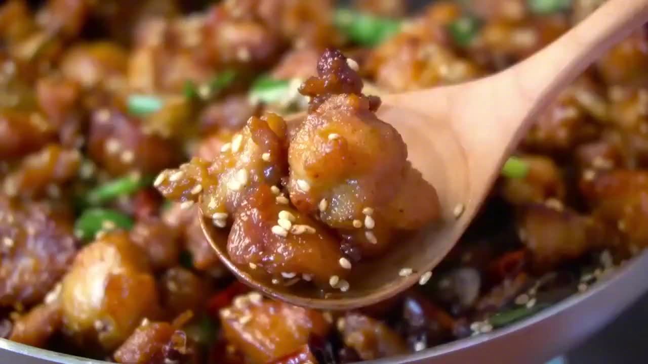 【麻辣鸡腿肉】鸡腿肉超过瘾的吃法,干香麻辣,鸡肉外酥里嫩,一盘不够吃~