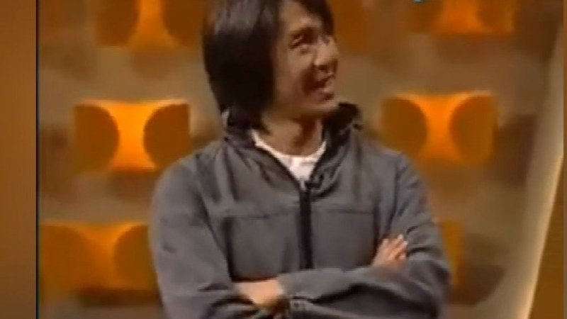 周星驰霸气回怼外国记者。在一次外国记者的采访中,记者问周星驰:中国人能看懂曲奇饼干上的字吗
