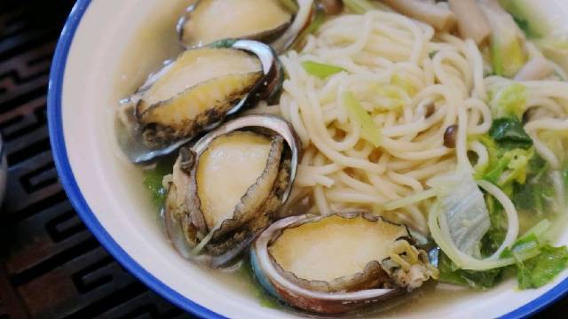 最近的鲍鱼非常便宜,价格从过年的150元一斤,如今50元左右就可以买到手掌心那么大的,比吃