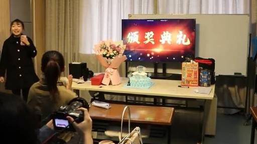 【别人家的学生!结课时学生给老师颁女神奖,老师:感谢认可】12月31日,陕西西安。西安工程