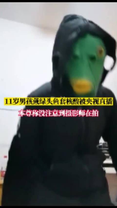 【央视直播走红绿头鱼本人现身回应:没注意到有摄像机在拍 】12月8日,内蒙古满洲里。一女子