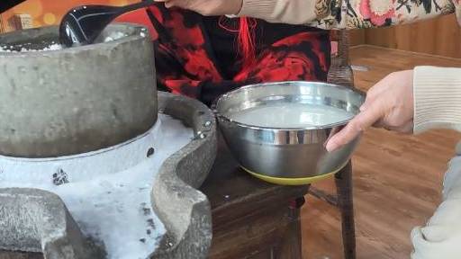 【浓浓元宵味!社区组织居民推石磨包汤圆】元宵佳节,上海浦东新区的潍坊社区文化中心举行了一场