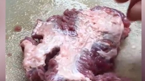 【女子做饭时拍下诡异一幕 案板上生肉突然跳动】近日,一段视频在国外社交网络上疯传。一网友发