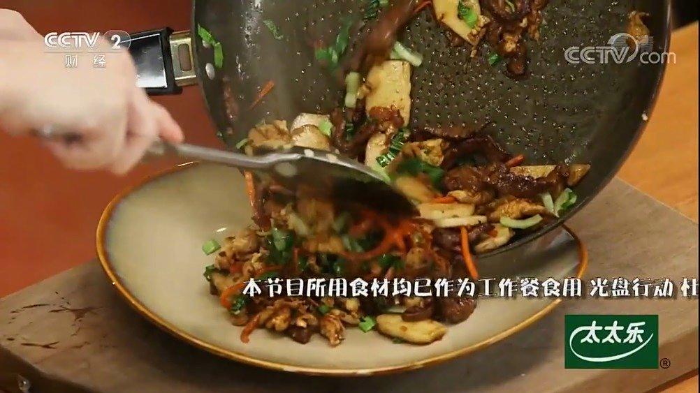 【夜宵吃不饱?试试牛肉炒年糕?】牛肉做不好的时候,难免让人觉得是在折磨自己的牙齿。今天这道