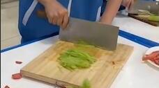 【小学生切菜刀工了得 网友:比我强系列】5月7日,四川达州一小学劳动技能大赛上,一名五年级
